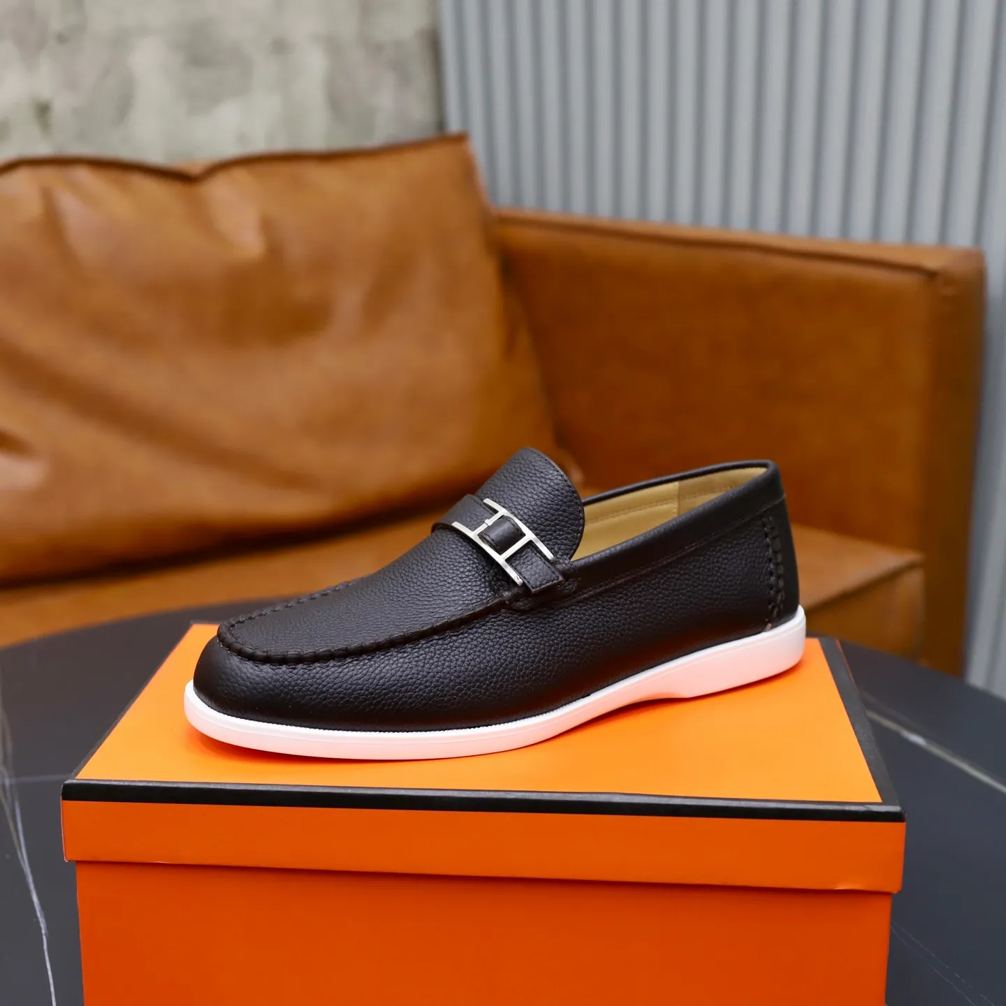 Ex-factory price: 560💰Hermès/Hermès slip-on men's shoes. This shoe is made of imported pebbled cowhide. It has simple and smooth lines and is combined with aerodynamically designed 3CM rubber foam ultra-light soles! Youthful and fashionable, classic H-shaped hardware buckle decoration, calf lining gently wraps the feet, with logo cowhide feet, casual and urban style, highlighting youthful vitality, sports and leisure version, super versatile, code number: 38-39-40-41-42-43-44 standard leather shoe size (45 can be customized but does not support returns)